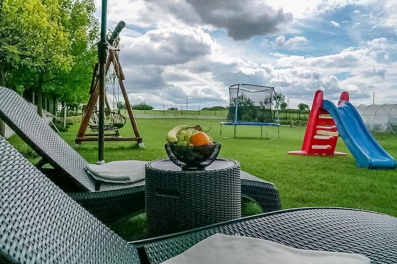 Bialy Jelen Z Basenem I Jacuzzi Bed & Breakfast Ostrowsko Luaran gambar
