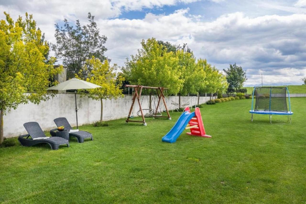 Bialy Jelen Z Basenem I Jacuzzi Bed & Breakfast Ostrowsko Luaran gambar